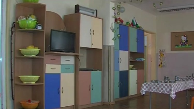 Двуметрова етажерка падна върху 4-годишно момиченце в детска градина