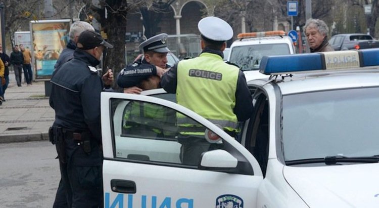Полицаите отделят три часа дневно за несвойствени дейности  