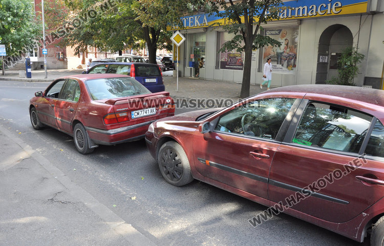 Два Нисана огънаха хасковски адвокат до Пощата