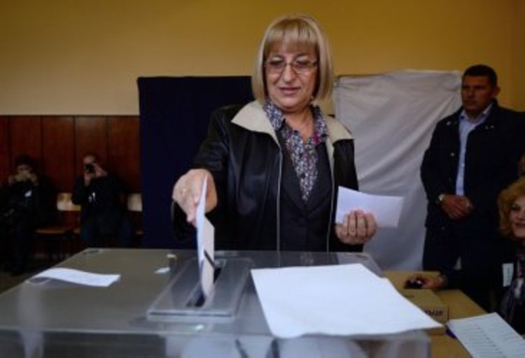 Цачева печели вота в чужбина при рекордна активност