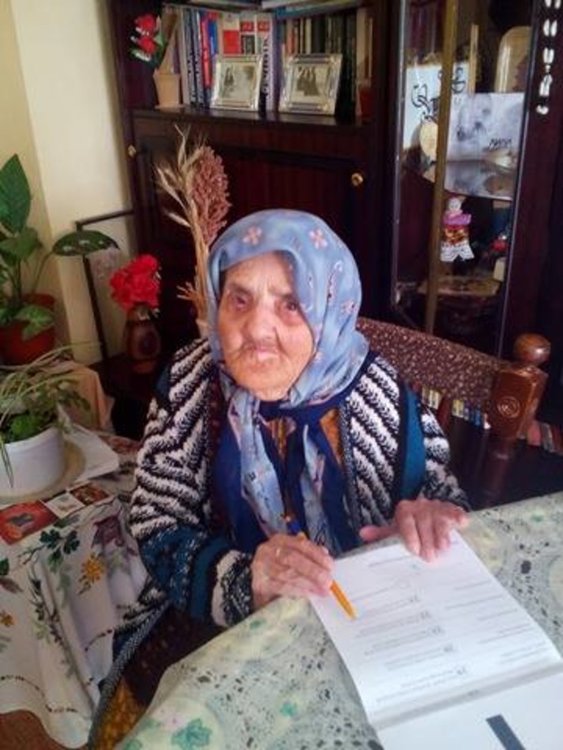 Деветдесет и шест годишната баба  Мерием Ибрахим гласува в подвижна секция за инвалиди,не е прескочила вот