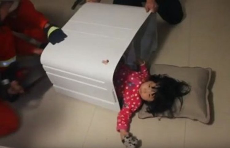 Пожарникари извадиха 2-годишно дете, заклещило се в пералня   