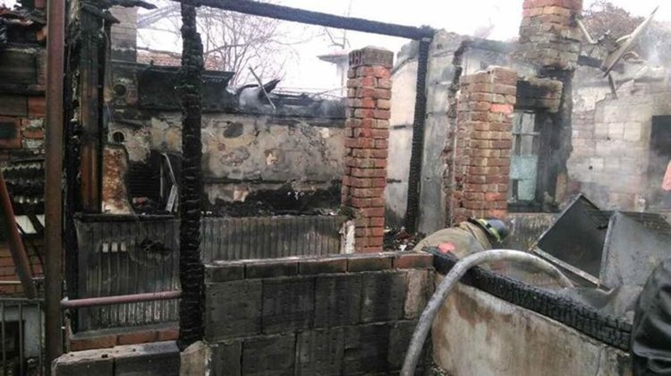 Пожар остави без дом семейство с близнаци