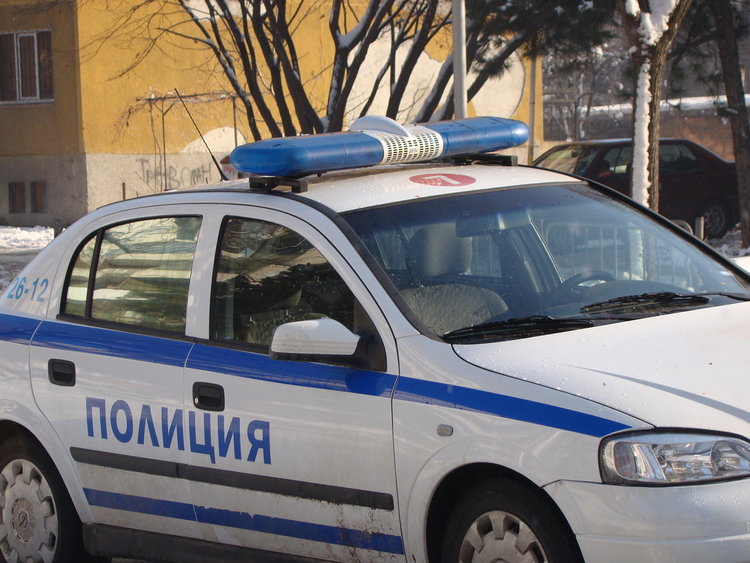 Двама непълнолетни нападнаха жена в Меричлери