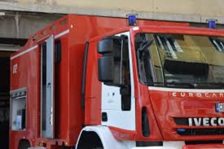Пожарникари два пъти гасят бивше училище в Харманли