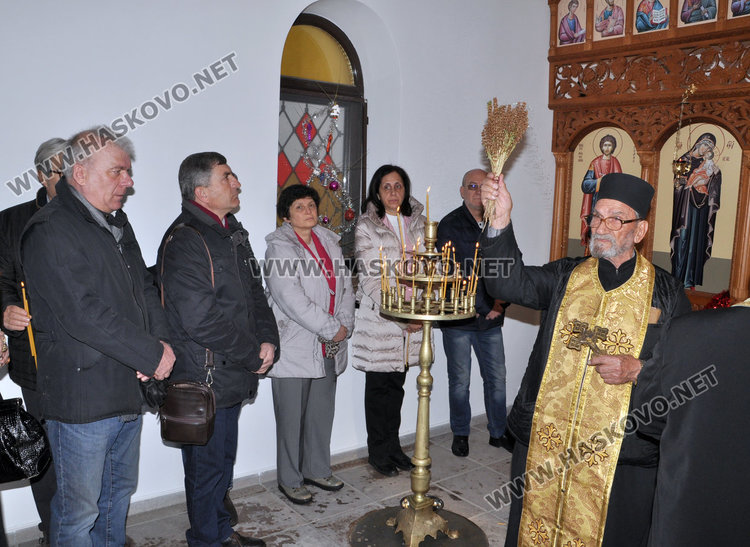 Отслужиха водосвет за св. Трифон във възстановения параклис в Кенана 