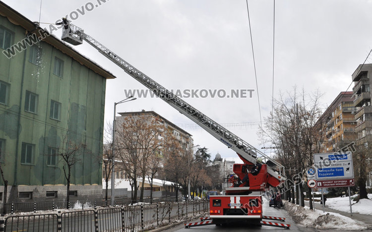 Спряха тролеите и отцепиха „Раковски“ да почистят снежните бомби от „Рилски“