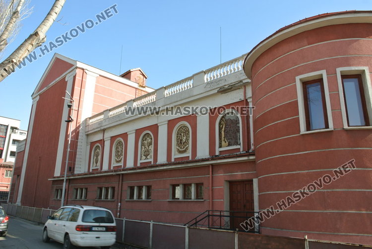 Влагата откърти едно от паната на фасадата на театъра