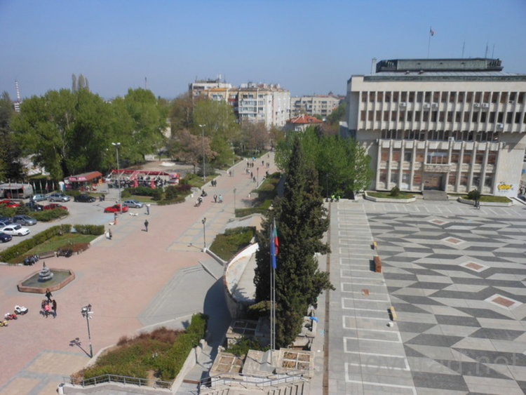 Слънцето разкъсва облаците, но вятърът остава