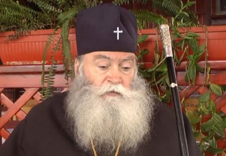 Забраниха на дякон Филип да служи заради скандални снимки