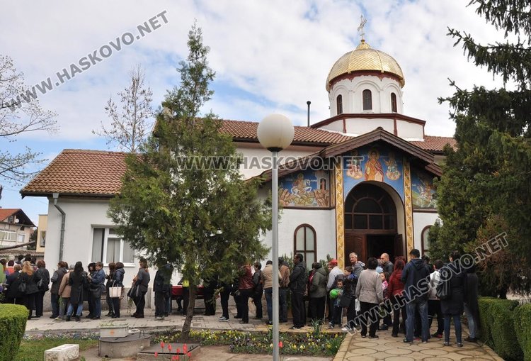 Димитровградчани се стекоха в храм "Св.Димитър" на Цветница
