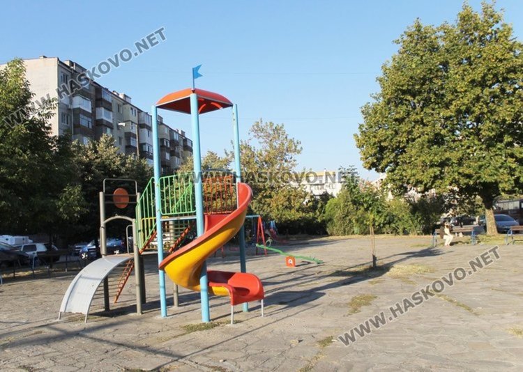 С куклен театър откриват обновената детска площадка на ул."С.Врачански"