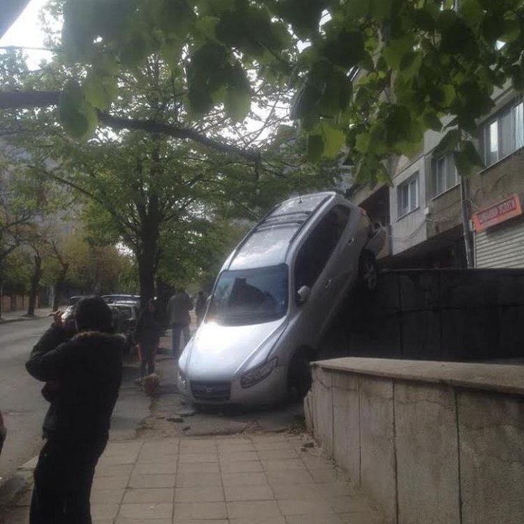 Джип полетя и падна при съседите