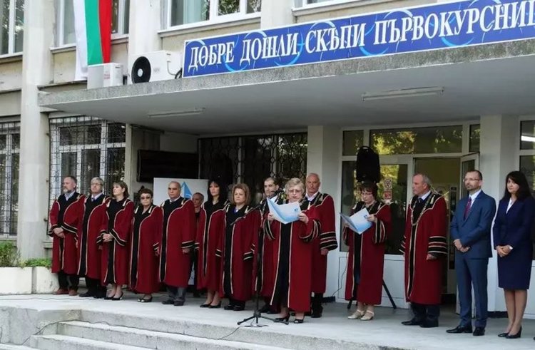 Бургаският университет „Проф. Асен Златаров“ печели младите с доволни студенти и атрактивни специалности