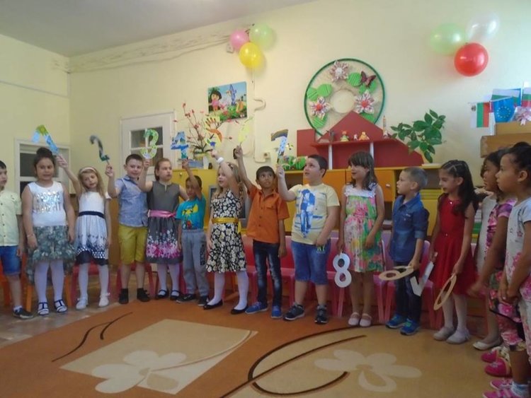 Бъдещите първокласници от Градина се учиха да пишат на пясък
