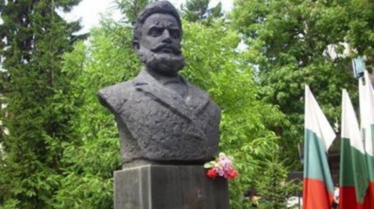 Почитаме паметта на Христо Ботев, сирените вият в 12 часа