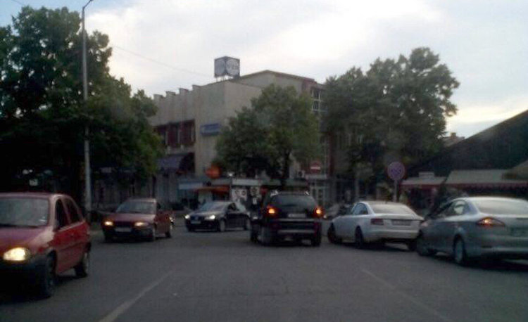 Читател: Вижте как се паркира насред оживено кръстовище в час пик
