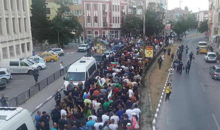 Хиляди шестват по улиците на Асеновград (Видео)