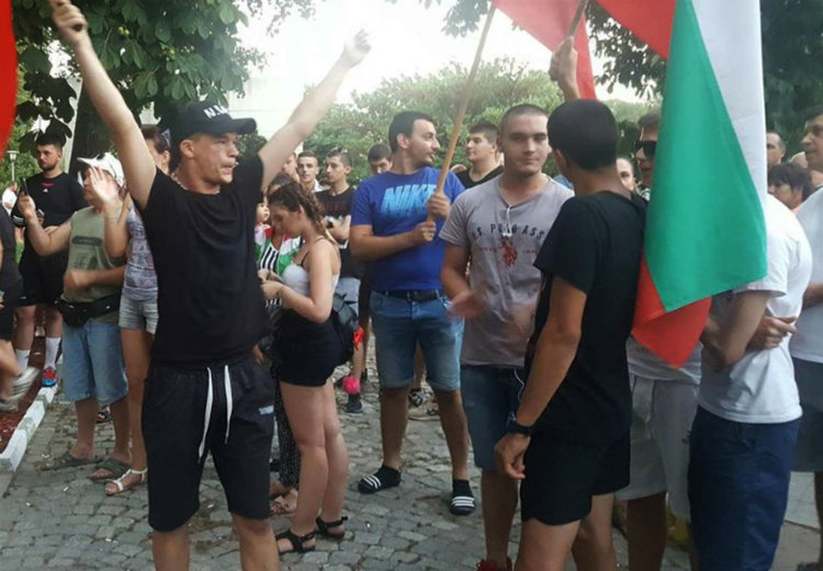 Недоволството в Асеновград продължава, свикват масов протест днес