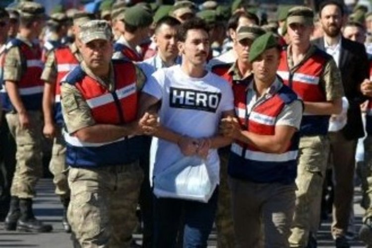 Ердоган въвежда униформи за заподозрените в преврата