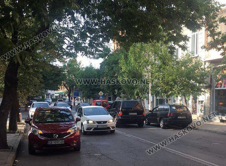 Читател: Безобразно паркиране затапи Кърджалийска в час пик