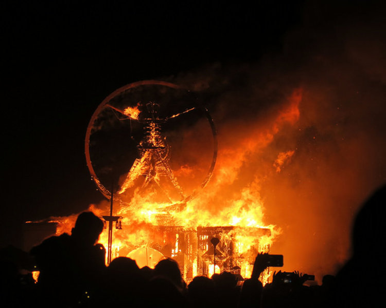 Мъж се хвърли в пламъците на Burning Man 