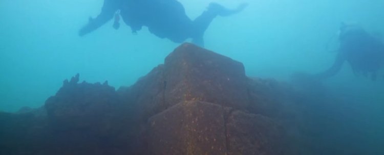 Откриха мистериозен замък на 3 000 години  под водите на езерото Ван в Турция