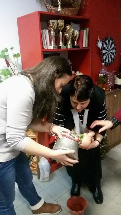                                                     Жените социалистки пресъздадоха обичая „Поливане” на Бабинден