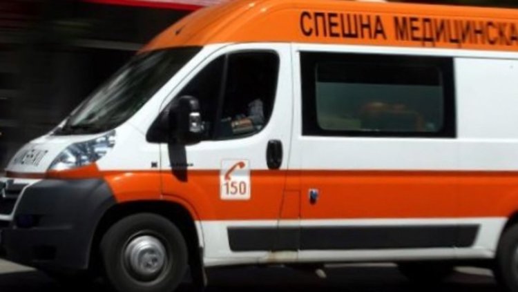 Работници по чистотата - в болница, паднали от сметоизвозващ камион в Добралък