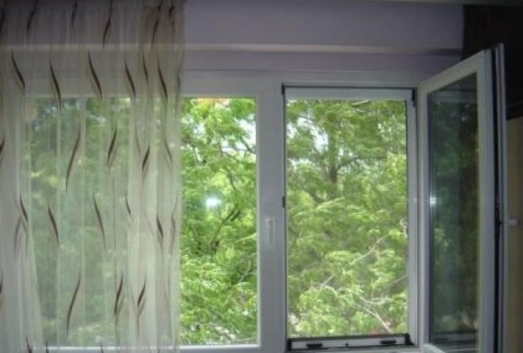 17-годишен в кома след полет от прозорец