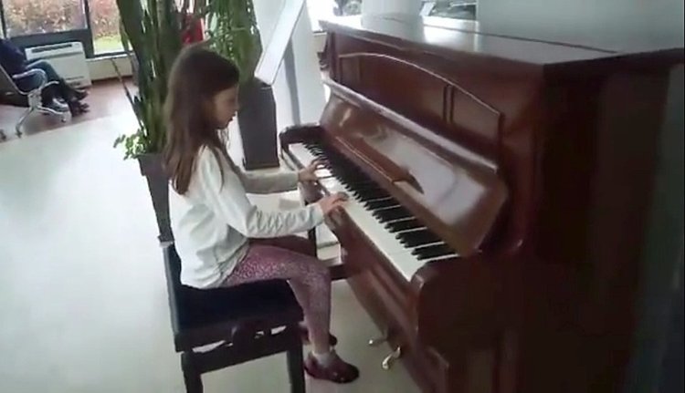 Третокласничка свири на пиано в автогарата в Бургас (видео)