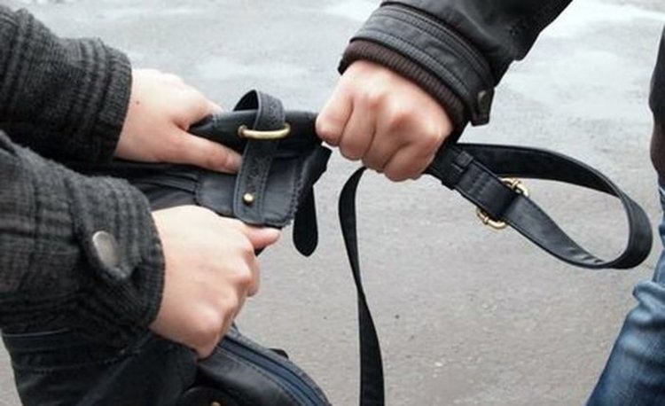 Заловиха крадец на дамска чанта в Кърджали по горещи следи