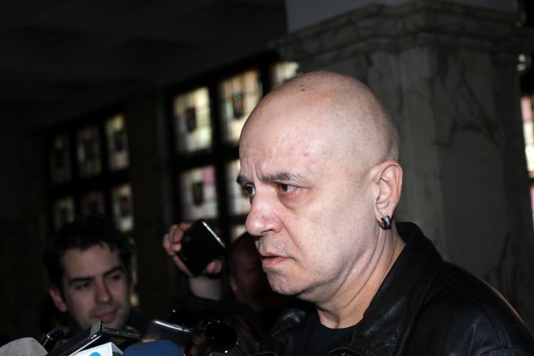 Човек от екипа на Слави с отворено писмо до шоумена: Чувствам се предаден!