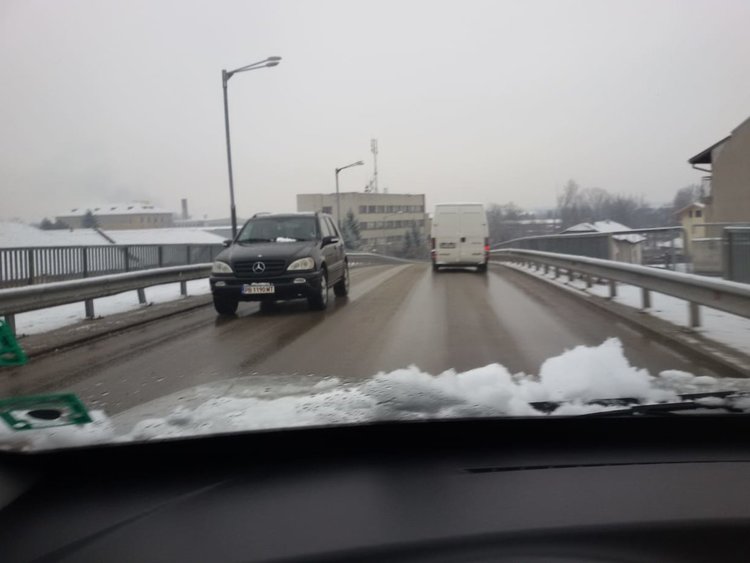 Надлезът е отворен