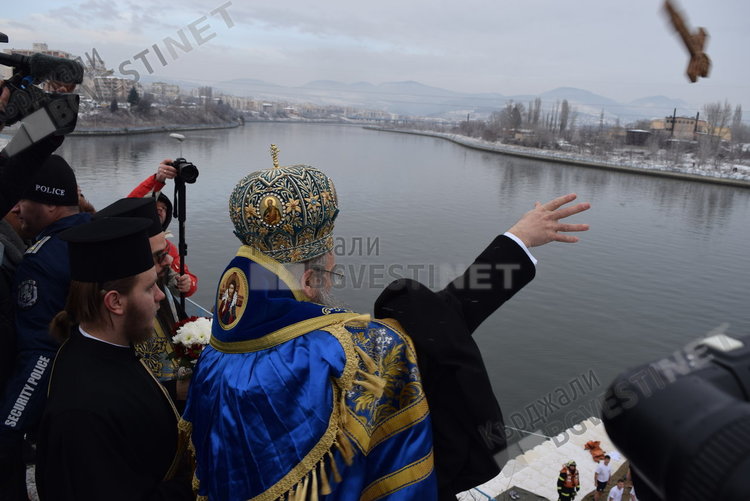 Два кръста на Йордановден в Кърджали, дядо Николай освети знамето на десантчиците