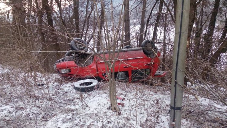 Заради висока скорост автомобил се обърна по таван, шофьорът невредим