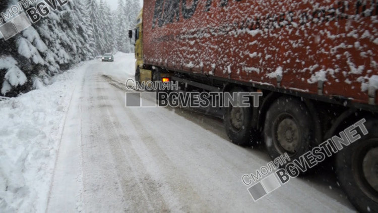 Продължават да валят сигнали за помощ от закъсали по проходите автомобили