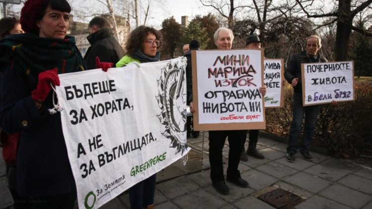 Жители на две села на протест срещу принудителното обезлюдяване от „Мини Марица Изток”
