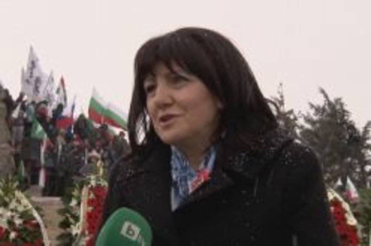 Цвета Караянчева на Шипка: Политиците трябва да обединят българите!