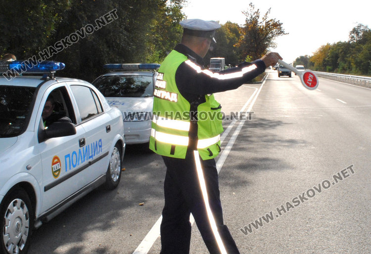 Задържаха 17-годишен без книжка и дрогиран грък
