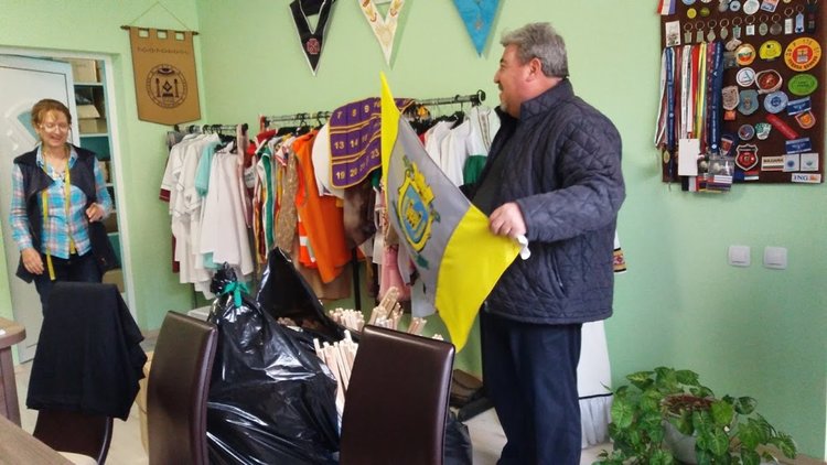 Заместник- кметът на Раковски прибра поръчаните за посещението на папата знамена