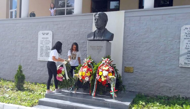 Поклон, цветя и стихове за 182 години от рождението на Васил Левски в Смолян