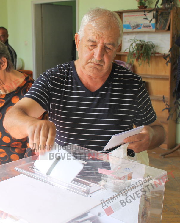 Повече от половината, имащи право на глас в село Крепост, дадоха своя вот