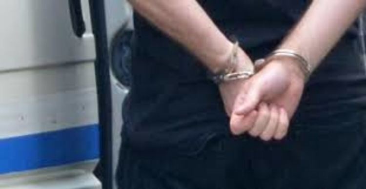 Задържаха 20-годишен в Елховец за хулиганство, замерил кола с бирени бутилки 