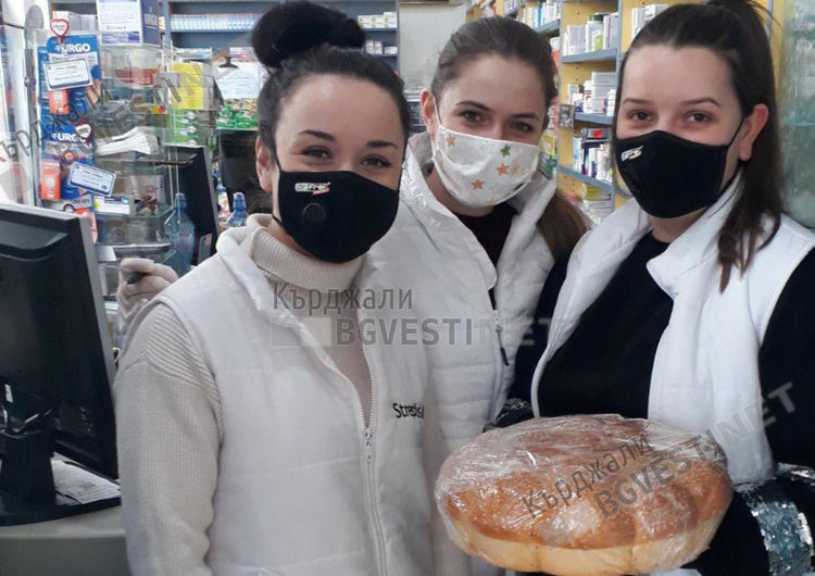 Ритуални хлябове за здраве и дълголетие получиха кърджалийци, които са на първа линия срещу коронавируса