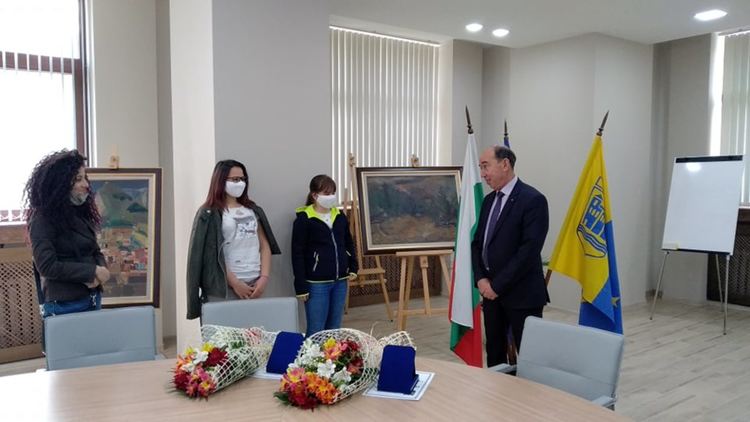 Студентка по графичен дизайн и оперна певица са майсторките на писаните яйца и витите козунаци
