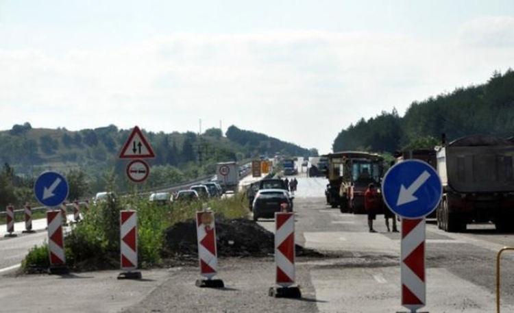 В една лента: Асфалтиране на магистрала "Тракия", изгорял автомобил на "Марица"