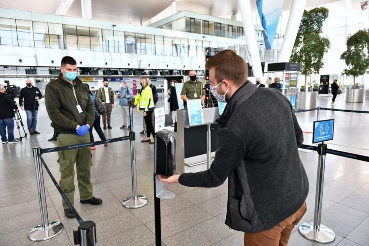 Полша забранява преките полети от 44 страни заради коронавируса