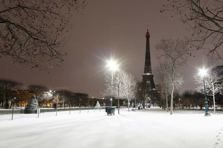 В Париж топят с горелки леда по Айфеловата кула