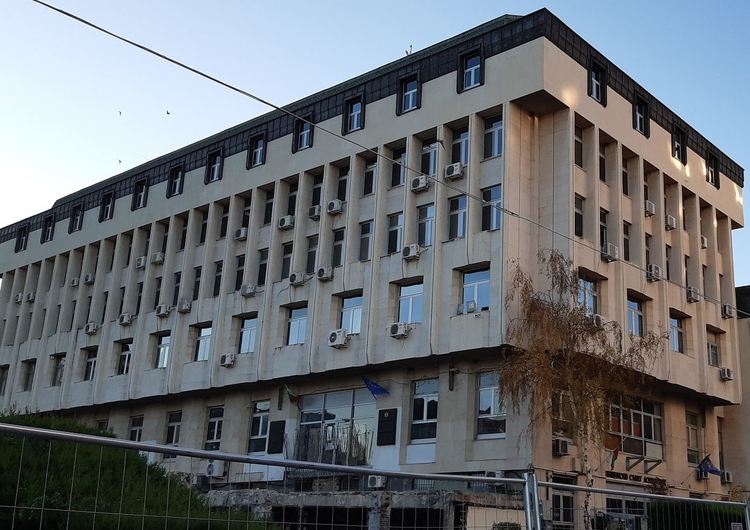 Подменят дограмата в сградата на общинската администрация в Асеновград